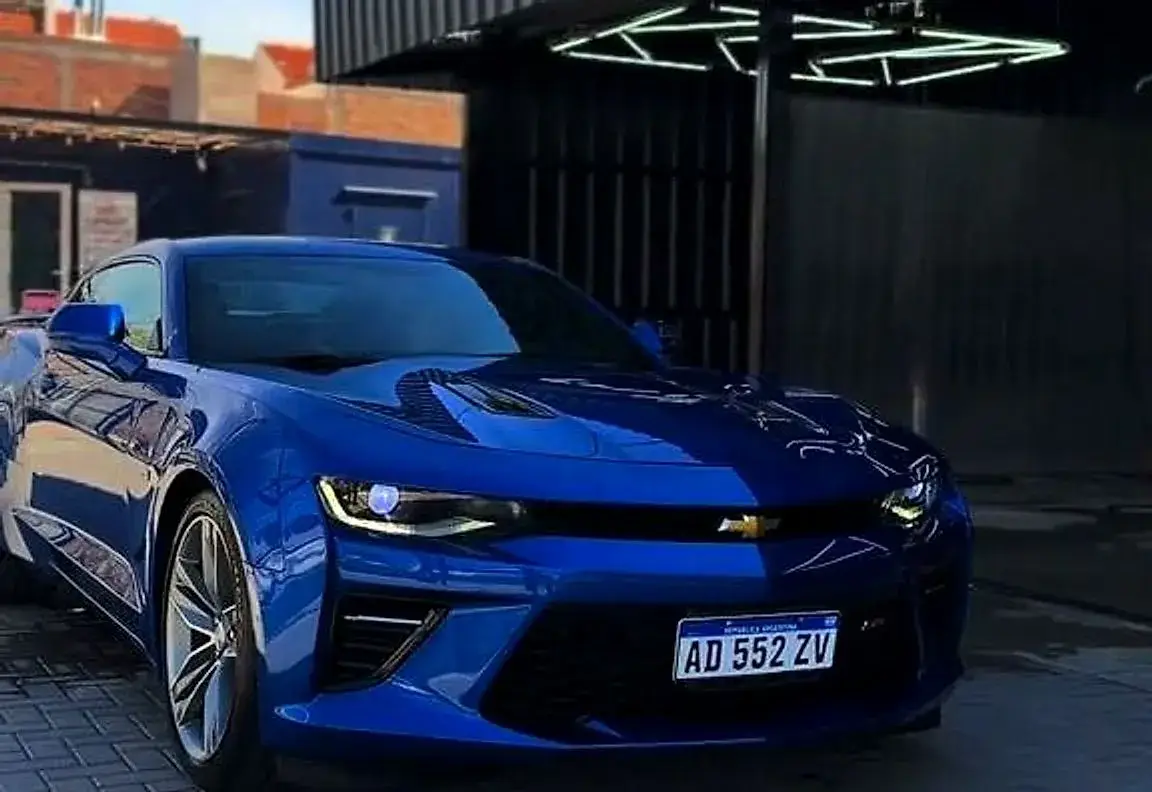 Un Camaro azul, listo después del servicio