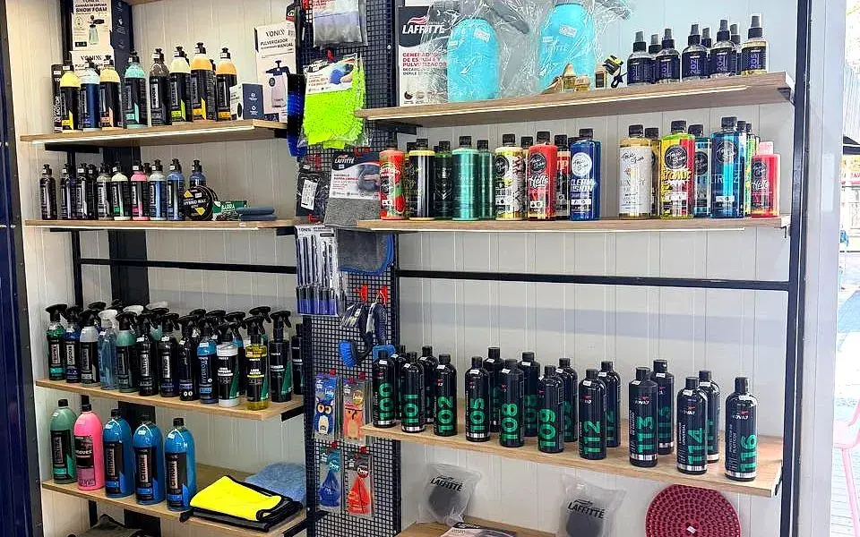 Estantería con los productos de detailing que usamos